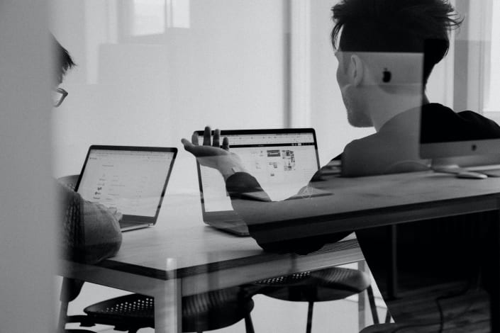 charles-deluvio-Lks7vei-eAg-unsplash bw meeting