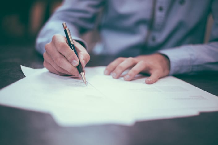 scott-graham-OQMZwNd3ThU-unsplash signing a contract